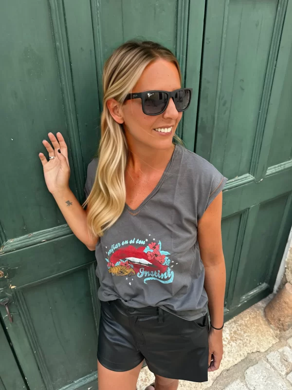 Remera Beso Gris Oscuro